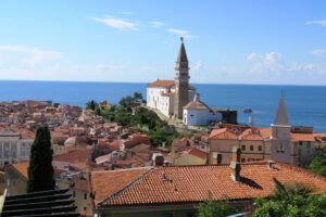 Vue en hauteur sur Piran en Slovénie