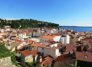 Vue en hauteur sur Piran en Slovénie