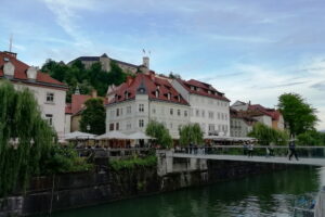 Vue sur le château de Pont de Ljubljana en haut de la colline