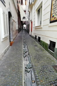 La très étroite Ključavničarska ulica à Ljubljana