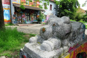 Ours en pierre au quartier alternatif Metelkova