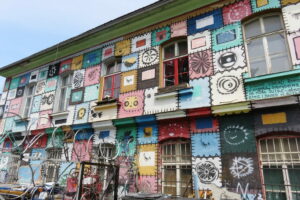 Façade colorée au quartier alternatif Metelkova