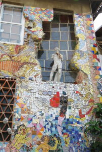 Façade d'une maison au quartier alternatif Metelkova