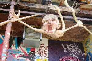 Bonhomme effrayant au quartier alternatif Metelkova