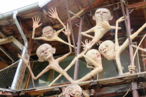 Bonhommes effrayant sau quartier alternatif Metelkova