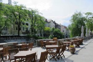 Terrasse en bord de fleuve à Ljubljana
