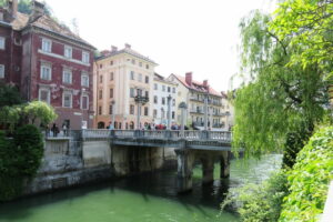 Vue sur un pont de Ljubljana et les façades derrière