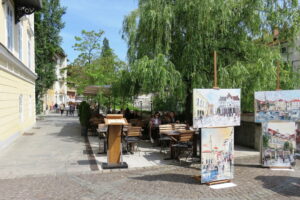 Artiste présentant ses oeuvres à Ljubljana