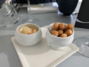 Houmous et bâtonnets aux graines de sésame