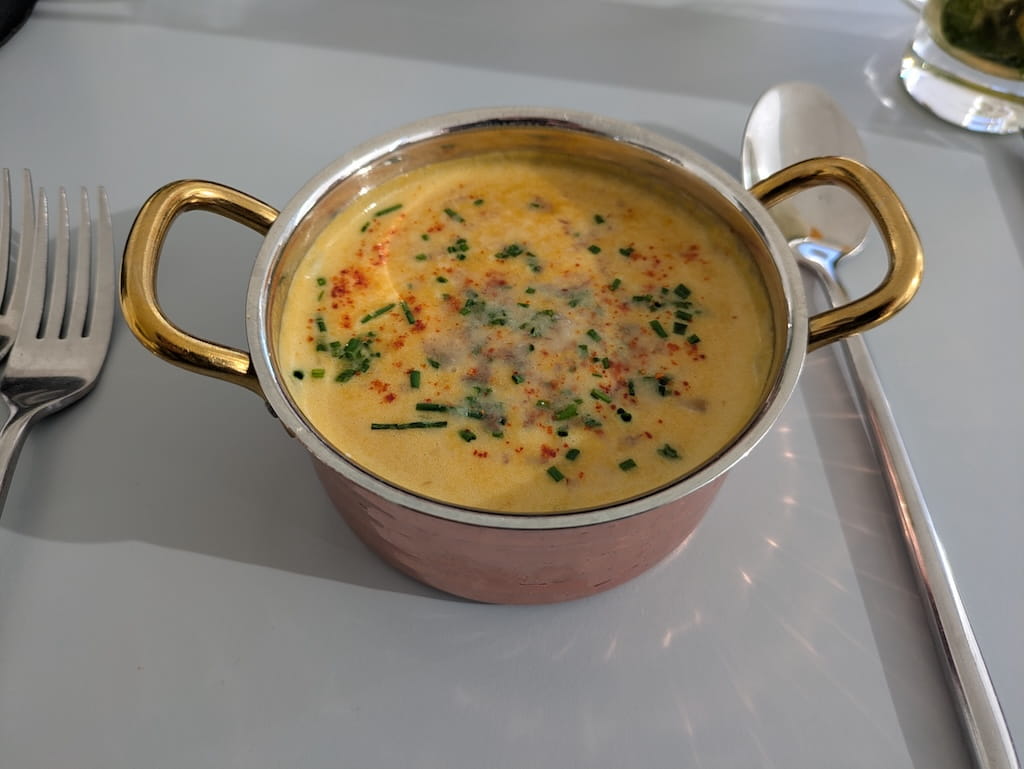 Velouté de butternut au lait de coco pour ma part, avec un oeuf parfait et des éclats de châtaigne.