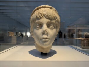 Sculpture au musée du Louvre-Lens
