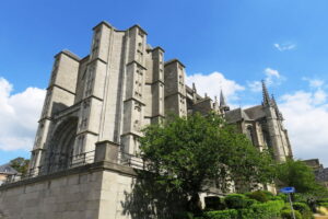 Extérieur de la collégiale Sainte-Waudru à Mons en Belgique
