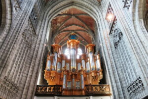 Orgue au sein de la collégiale Sainte-Waudru à Mons en Belgique
