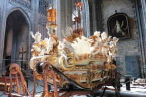 Carrosse au sein de la collégiale Sainte-Waudru à Mons en Belgique