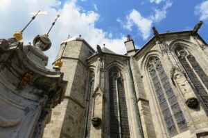 Extérieur de la collégiale Sainte-Waudru à Mons en Belgique