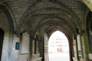 Accès à l'intérieur de l'hôtel de ville à Mons