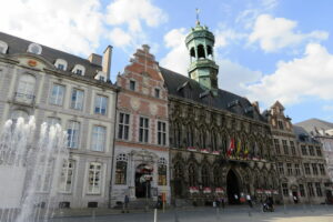 Façades et hôtel de ville à Mons