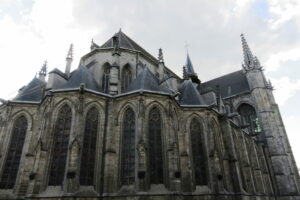 Extérieur de la collégiale Sainte-Waudru à Mons en Belgique